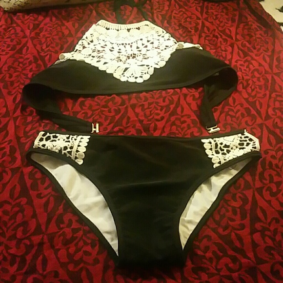 Shell  swimsuit exclusive with trim - Picture 2 of 5